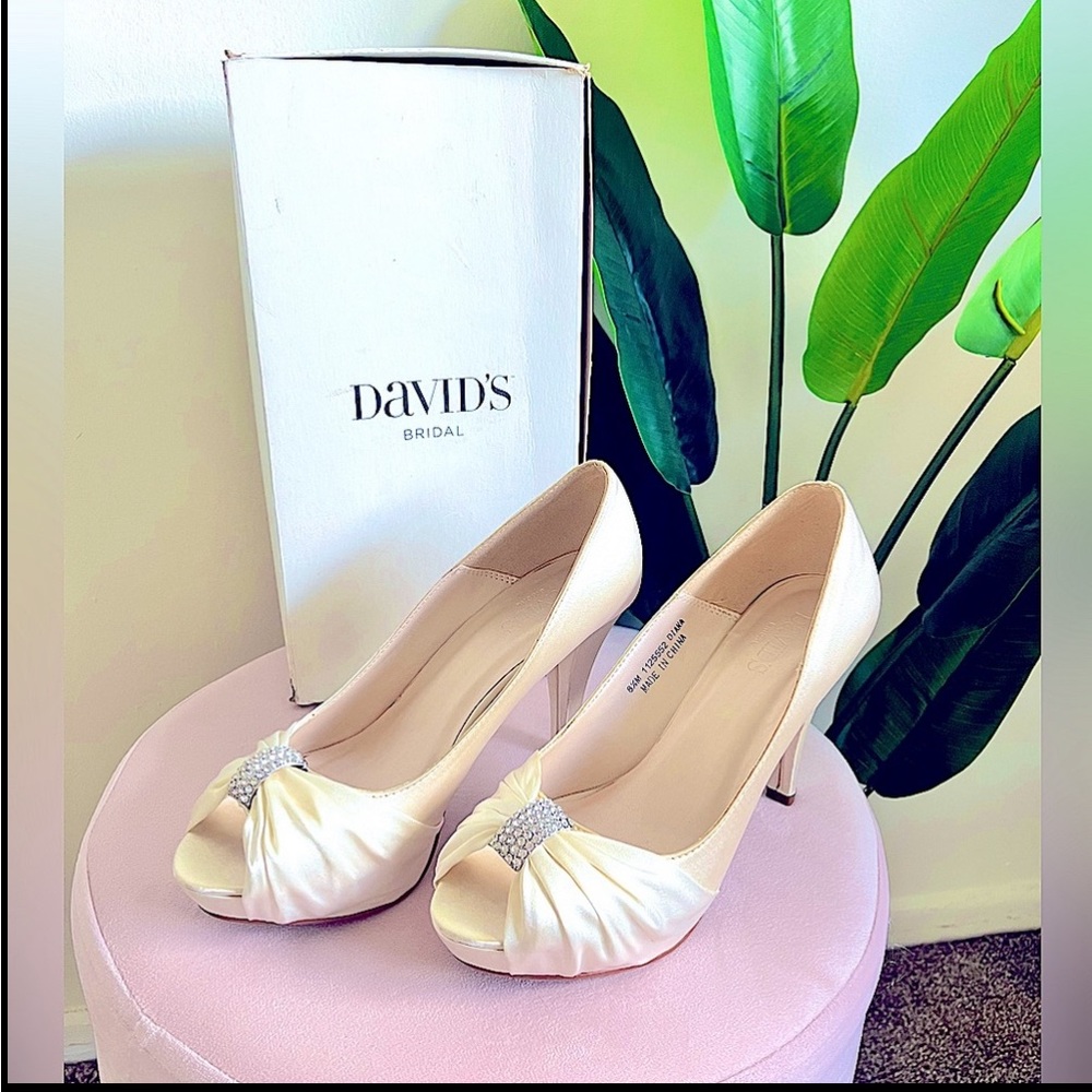 New David’s Bridal Ivory Satin Heels/Shoes with Charm
